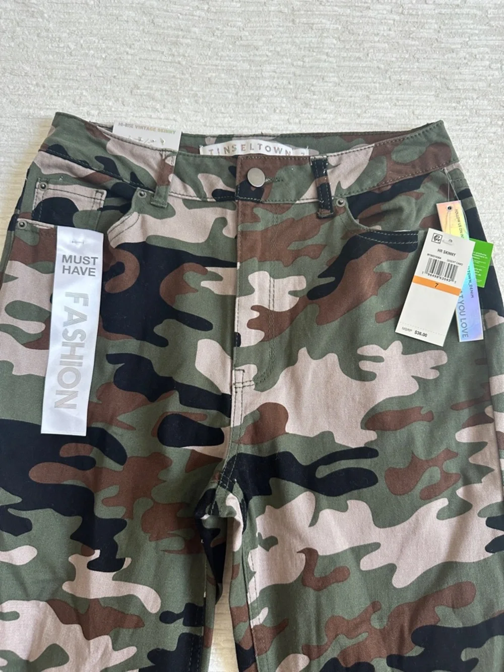 Junior Women’s Camouflage High Rise Vintage Skinny Pants - NWT - Picture 2 of 6